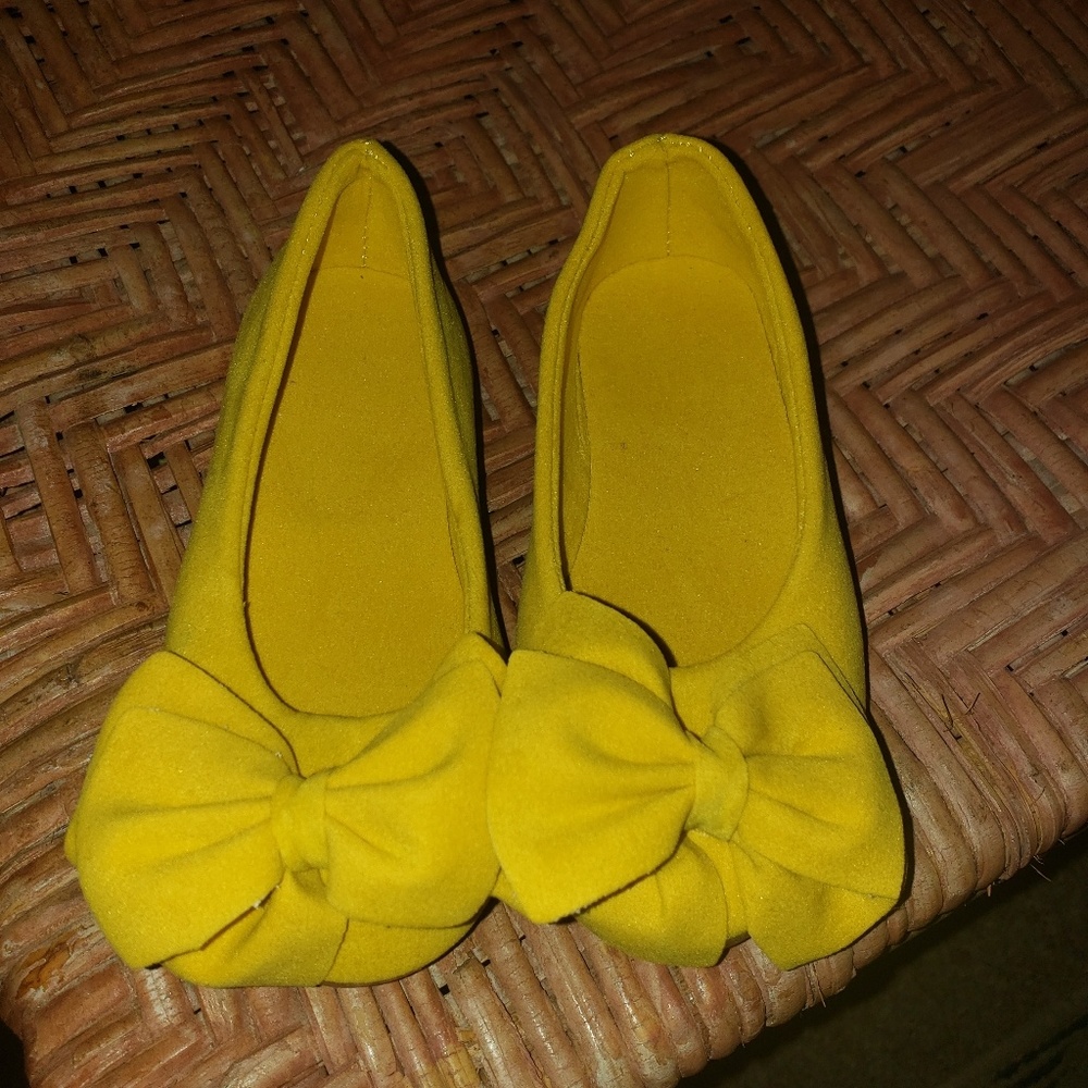 Yellow bow children's shoes